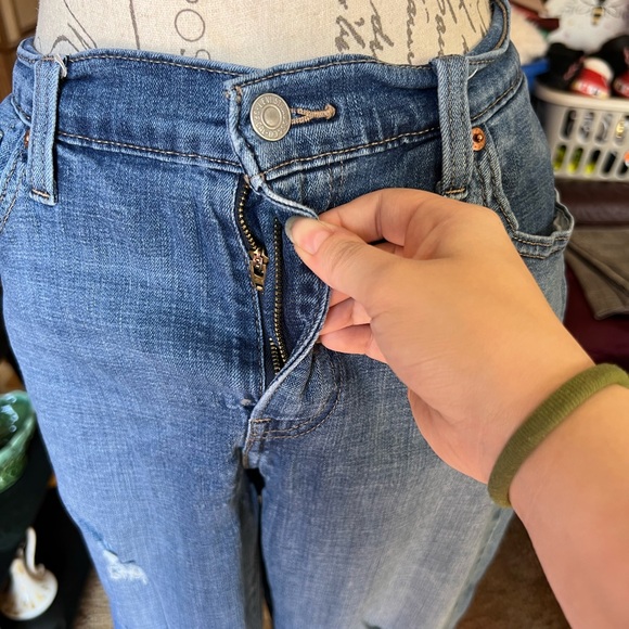 Women’s Levi’s boyfriend jeans with distressed holes. THE ZIPPER IS BROKEN. - Picture 16 of 16